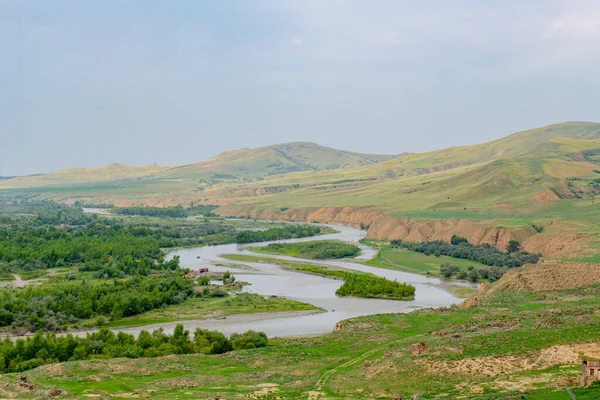 Nehrin ve Uplistsikhe dağlarının büyüleyici manzarası — Stok fotoğraf