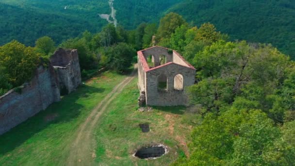 Ruins of an ancient fortress in the mountains green trees — Video Stock