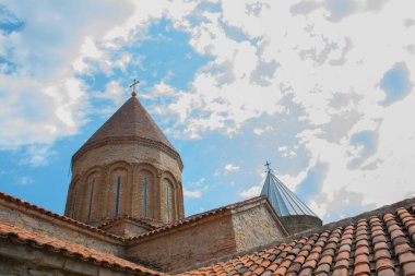 Ananuri 'de, 17. yüzyılın iki kilisesi ayakta kaldı.