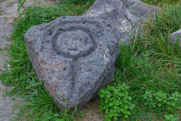 Камінь у траві з емблемою — стокове фото