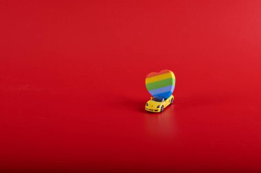 Lgbt kalp kırmızı zemin üzerinde bir daktilo üzerinde