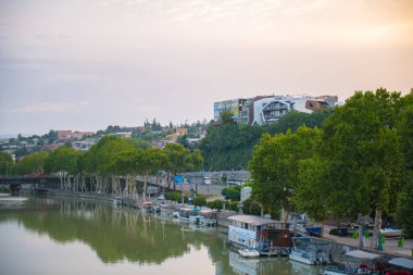 Köprüden nehre kadar tekne manzarası