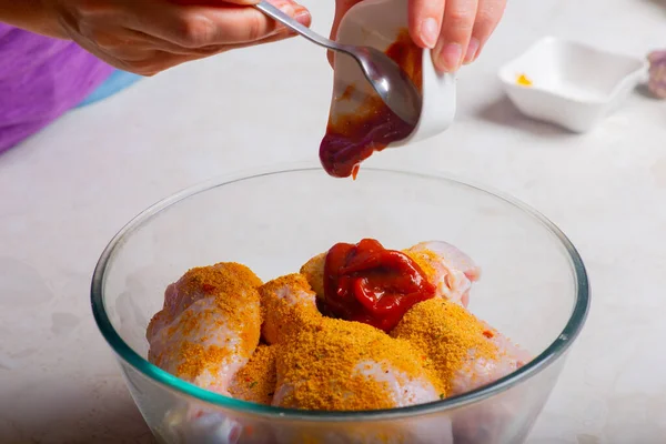컵에 들어 있는 닭 북채에 토마토 반죽을 발랐다 — 스톡 사진