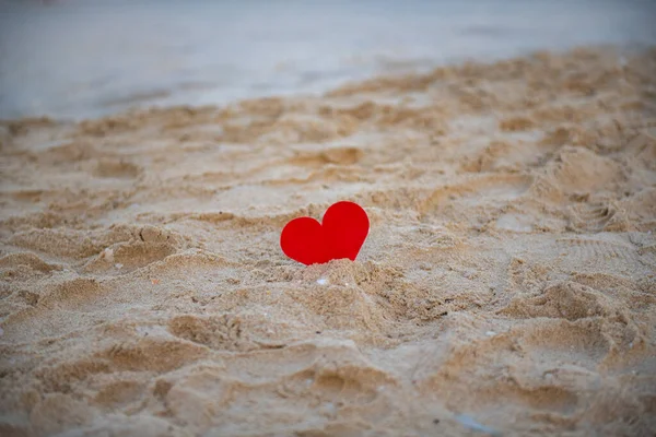 Czerwone serce w piasku na plaży — Zdjęcie stockowe