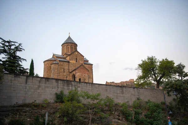 Ansicht der orthodoxen Kirche von unten mit — Stockfoto