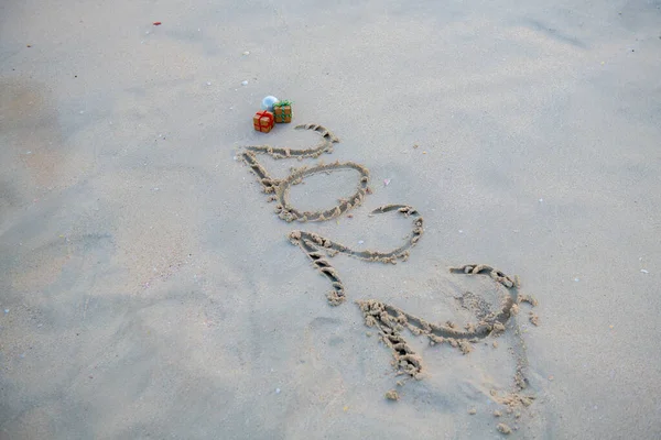 Grandi numeri 2022 sulla sabbia e regali di Capodanno — Foto Stock