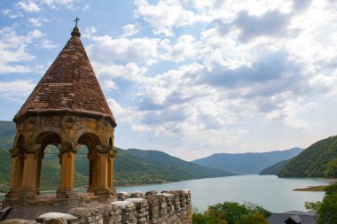 Aynı zamanda dağların arasında büyük bir göl. 