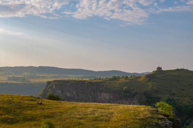 Gürcistan 'daki kanyonun ve mavi gökyüzünün muhteşem manzarası