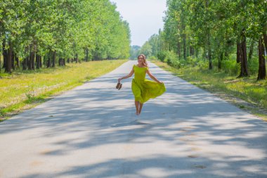 Yolun ortasında koşan yalın ayak bir turist.