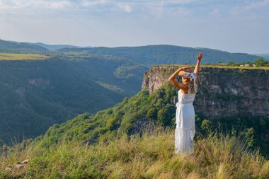 Georgia 'daki kanyonun yamacında el sallayan kız.
