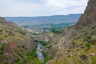 Dağların arasından akan küçük bir nehir.