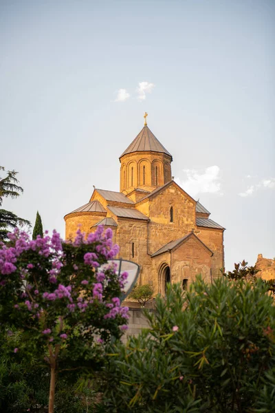 Gürcistan 'ın Tiflis kentindeki çiçek açan parkta Metekhi tapınağında. — Stok fotoğraf