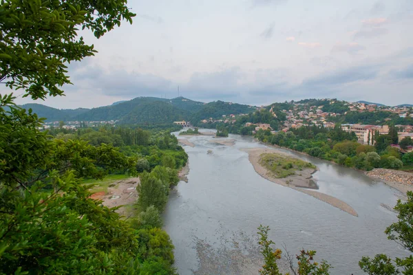 Pohled z kopce kutaisi na řeku — Stock fotografie
