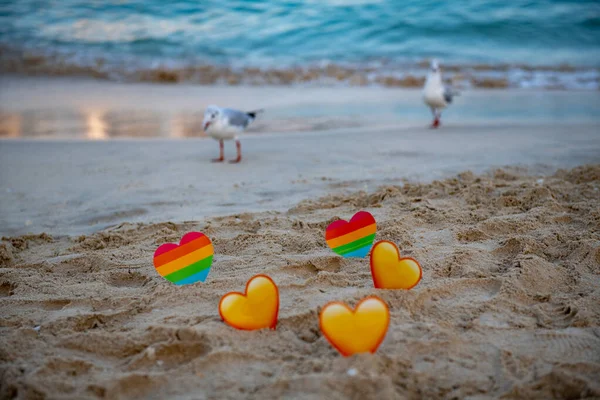 Uccelli e lgbt e cuori gialli nello stand di sabbia — Foto Stock