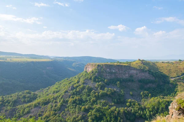 Begroeide hellingen in de dashbashi canyon in Georgie Rechtenvrije Stockfoto's