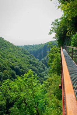 Bir uçurum üzerinde oldukça dar asma köprü