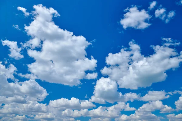Błękitne niebo z ogromnymi białymi chmurami latem — Zdjęcie stockowe
