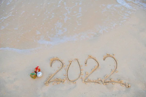 Numeri 2022 sulla sabbia e regali di Capodanno — Foto Stock