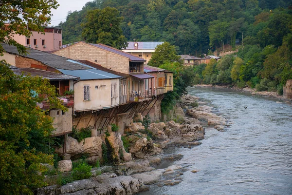 Domy v Georgii na svahu řeky v Kutaisi — Stock fotografie