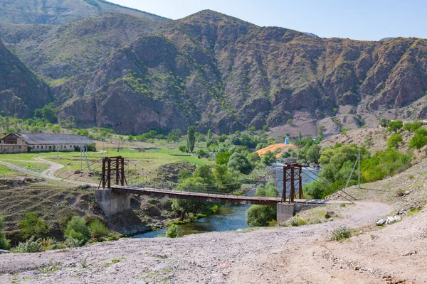 Lange Brücke über einen Gebirgsfluss gebaut — Stockfoto