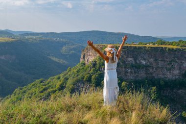 Mutlu kız Georgia 'daki kanyonun yamacında duruyor.