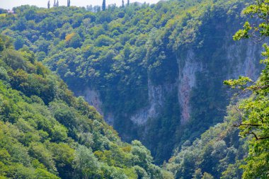 Patikada yürüyor ve manzaraya hayranlık duyuyorum.
