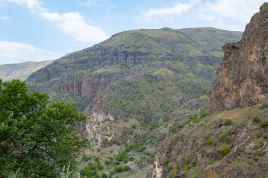 Georgia ve Gökyüzü 'nde çok güzel kayalık bir dağ.