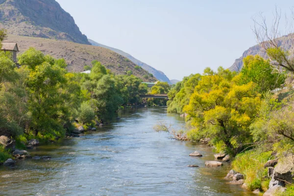 Georgia 'da çok fırtınalı bir dağ nehri var.