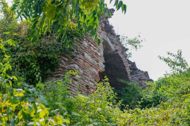 Gürcistan 'daki Ananuri kalesinde fazla gelişmiş bir duvar.