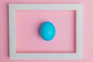 Beyaz çerçeveli bir mavi paskalya yumurtası.