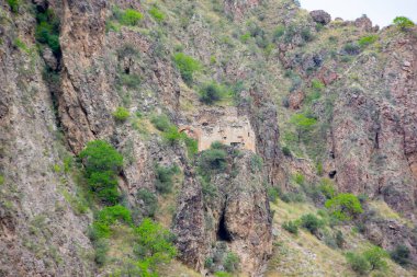 Bir evi olan kayaların manzarası