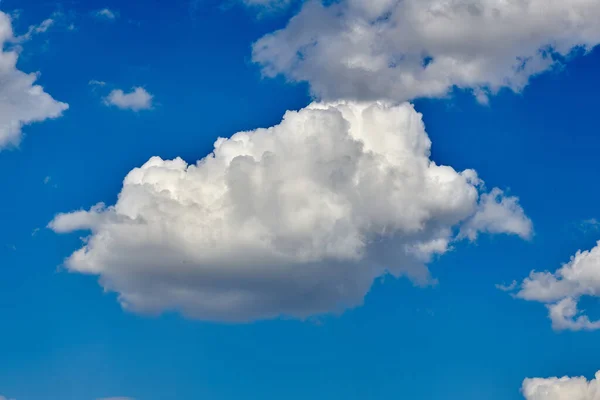 Białe chmury unoszą się nad błękitnym niebem — Zdjęcie stockowe