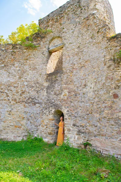 Uma mulher está em um nicho da parede da fortaleza — Fotografia de Stock