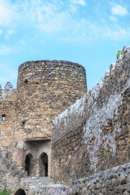 Harap olmuş kilise, baraj gölünün kıyısında kaldı.