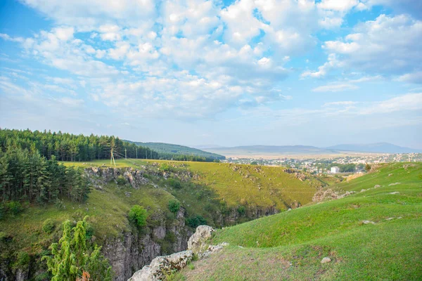 Gürcistan 'ın yeşil doğası kanyon bölgesinde güzeldir. — Stok fotoğraf