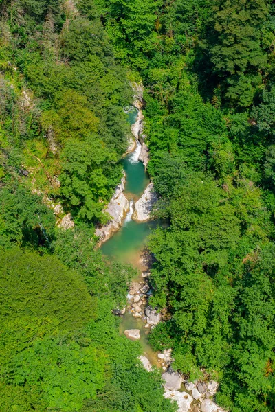 Desde el puente hasta el río en el cañón Okatse en Georgia —  Fotos de Stock