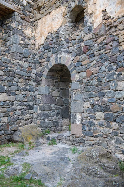 Entrada arqueada para a fortaleza e janelas arqueadas — Fotografia de Stock
