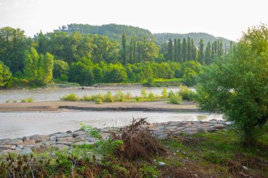 Gürcistan 'da ormanı olan çok güzel bir nehir.