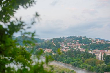 Kutaisi 'deki tepeden nehrin manzarası