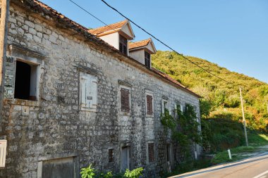 Eski terk edilmiş bir ev yol kenarında duruyor.