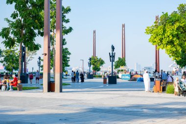 Dubai rıhtımında yürüyüş yolları