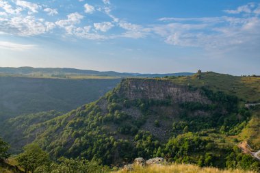 Gökyüzü mavi ve kanyondaki bulutlar
