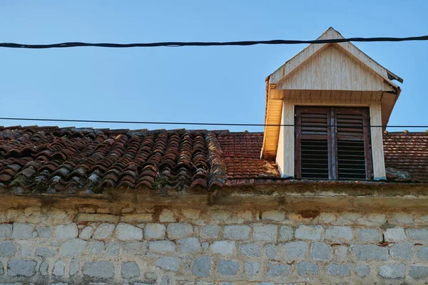 Ventana dormer en el techo de azulejos — Foto de Stock