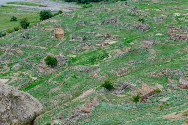 格鲁吉亚Uplistsikhe的草地上的石头 — 图库照片