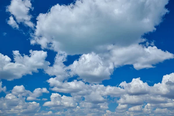 Błękitne niebo z ogromnymi białymi chmurami latem — Zdjęcie stockowe
