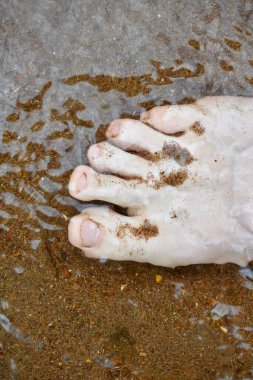 Bir ayağım suda, temiz ve temiz.