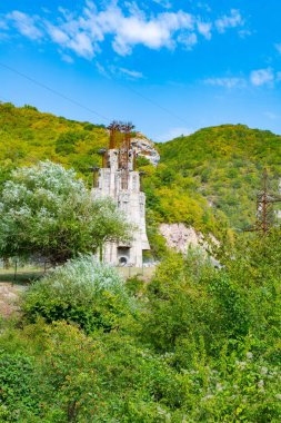 Gürcistan yolundaki beton yapı