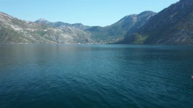 Mono Denizi 'ndeki insan yapımı adanın üzerinde hava fotoğrafçılığı.