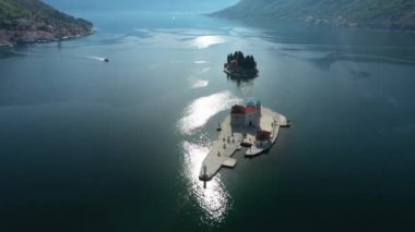 Mono Denizi 'ndeki insan yapımı adanın üzerinde hava fotoğrafçılığı.