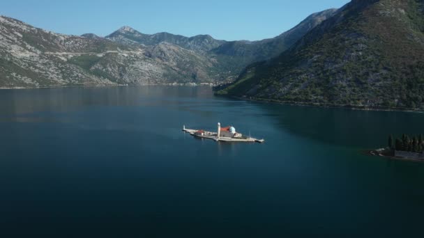 Photographie aérienne au-dessus de l'île artificielle dans la mer de montenegro — Video